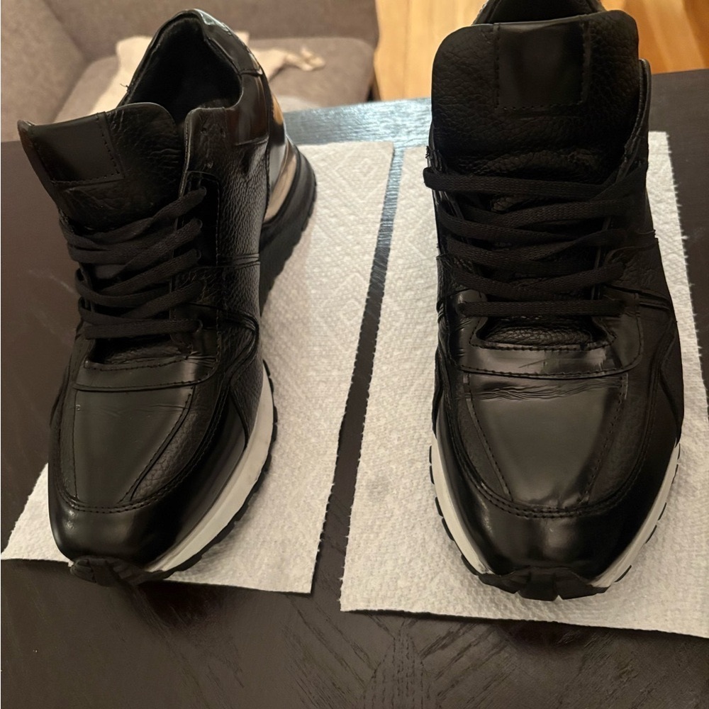 Black Nike Athletic Sneakers with Cushioned Sole
